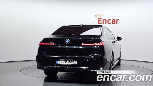 BMW 7 Series (G70) 3