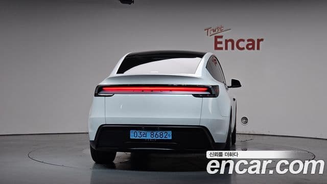 Tesla Model Y 4