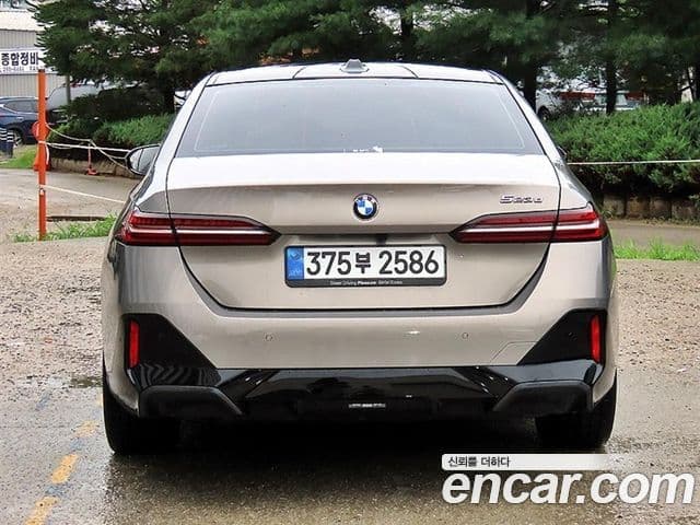 BMW 5 Series (G60) 3