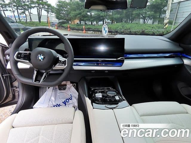 BMW 5 Series (G60) 4