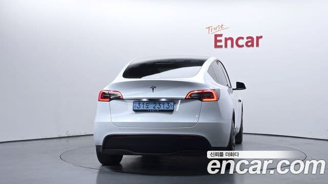 Tesla Model Y 4